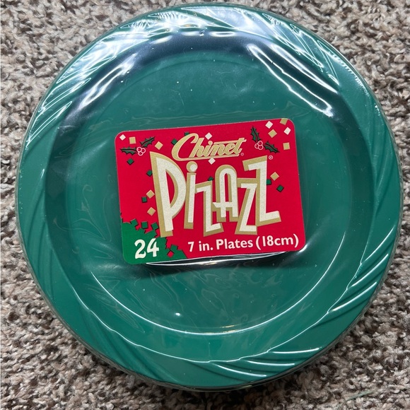 Vintage Chinet Pizazz Green Plastic Christmas Plates 7 inch 24 Count Disposable - Picture 1 of 2